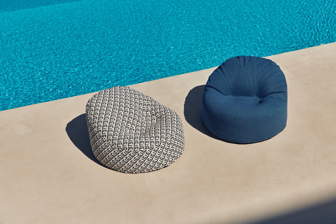 Thema Sofa and Window - Outdoor
